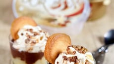 Coupe de Crème glacée Carte d'Or Façon Glacier Vanille et Noix de Pécan, compotée de poires et chocolat