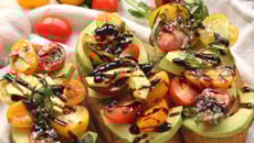Bruschetta avocat, tomates et réduction de balsamique