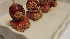 Petites bouchées de jambon laquées au caramel de mandarine, raisins et sésame doré