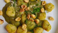 Gnocchi de chataîgnes au pesto de persil et noisettes