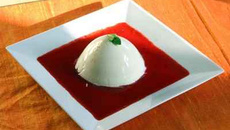 Blanc manger au coulis de framboise