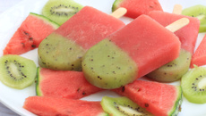 Popsicle ou esquimaux glacés pastèque et kiwi