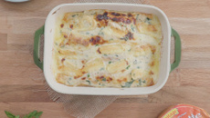 Gratin de crêpes au fromage à tartiflette, saumon fumé et herbes