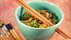 Nouilles sautées au brocoli, noix de cajou et poulet