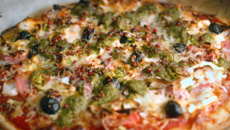 Pizza jambon, feta, pesto avec des baies roses