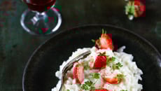 Risotto crémeux à l'Ossau-Iraty, fraises et piment d'Espelette