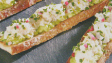 Tartines au carré frais, crabe, avocat et cornichon