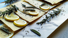 Tuiles au citron et au romarin frais