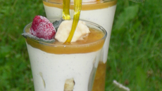 Verrine de reine claude, mousse à la vanille et crumble au chocolat blanc