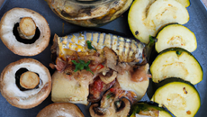 Poisson vapeur et sa Verrine de coquillettes et champignon et lit de courgettes