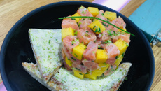 Tartare de saumon fumé à la mangue et toasts au beurre de citron vert