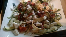 Tagliatelles courgettes, pignons, tomates séchées et feta