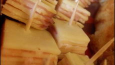 Bouchées de mille-feuille au fromage et au jambon cru