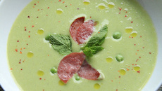 Soupe de petits pois au bacon et à la menthe