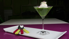 Velouté froid de fanes de radis, mousse de chèvre aux cérales, copeaux et pousses de radis roses