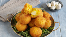 Croquettes de riz au safran farcies de billes de mozzarella (Arancini)