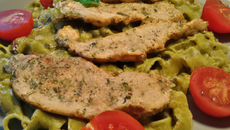 Escalopes de porc panées tagliatelle pesto et tomate fraiche