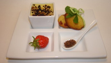 Petite crème brûlée rhubarbe et sucre Muscovado, mini madeleines aux fraises séchées
