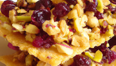 Lotte en croustillant de cranberries, citron et noisettes