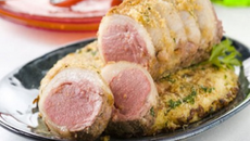 Mini-rôti d'agneau sur son nid de galette de pommes des champs