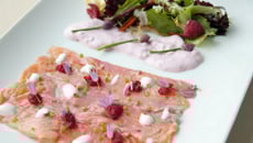 Saumon de Norvège mariné à la framboise et sauce grelette