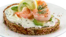 Crevettes grillées sur lit d'avocat au Philadelphia