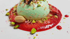 Dôme au chocolat blanc, mousse à la pistache et coulis de fraises