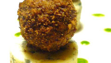 Canapé vertical à la fourme d'Ambert et au krispy praliné aux noix