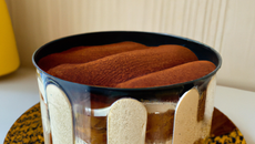 Tiramisu fort en café