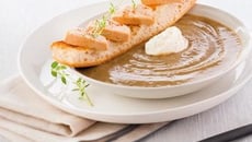 Soupe de lentilles, tartine de foie gras et crème à la muscade