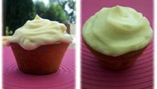 Petits gâteaux au chocolat blanc & cranberries avec un chapeau blanc