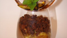 Panna cotta au chocolat, banane caramélisée à la vanille, brisures de brownies aux noix et écorces de citron confit