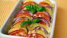 Tian de pommes de terre, tomates et oignons rouges à la mozzarella