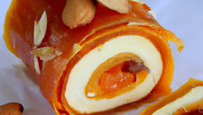 Gâteau roulé abricot, miel et amandes