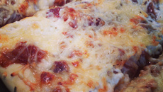 Pizza pâte échalotes origan, garniture oignons confits