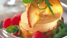 Médaillon de Foie Gras aux pommes sur blinis de blé noir, roquette et menthe fraîche sur vinaigrette framboises