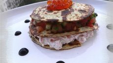 Millefeuille de crêpes à la ricotta, saumon frais & petits légumes