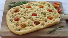 Focaccia aux tomates cerise et romarin