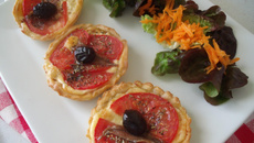 MINI TARTES à LA TOMATES