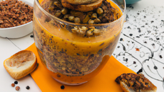 Verrine de lentilles à la fourme d'Ambert, fricassée de dinde et croutons de pain d'épices