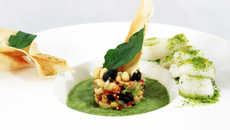 Salade de légumineuses et gaspacho de courgettes calamars grillés et pesto sec