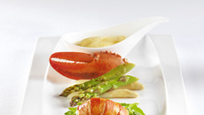 Homard sur lit d'asperges/roquette et sauce citronnée