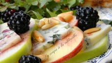 Salade de pommes en duo Fourme d'Ambert et mûres