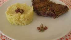 Agneau en croûte de pistache et sa purée de pommes de terre à la graisse d'oie