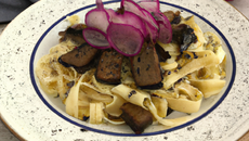 Piccatas de foie gras de canard aux tagliatelles de radis noirs