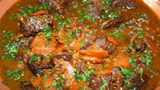 Joues de bœuf aux épices aux carottes et aux raisins