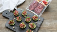 Canapés de concombre à la crème de filet mignon fumé