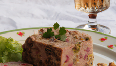 Terrine de chevreuil aux noisettes et vin blanc