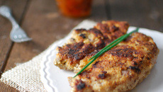 Côtes d'agneau panées, parmesan-amandes et leur chutney tomates-cranberries