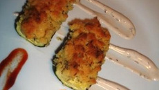 Courgette en crumble de parmesan, et une vinaigrette de yaourt.